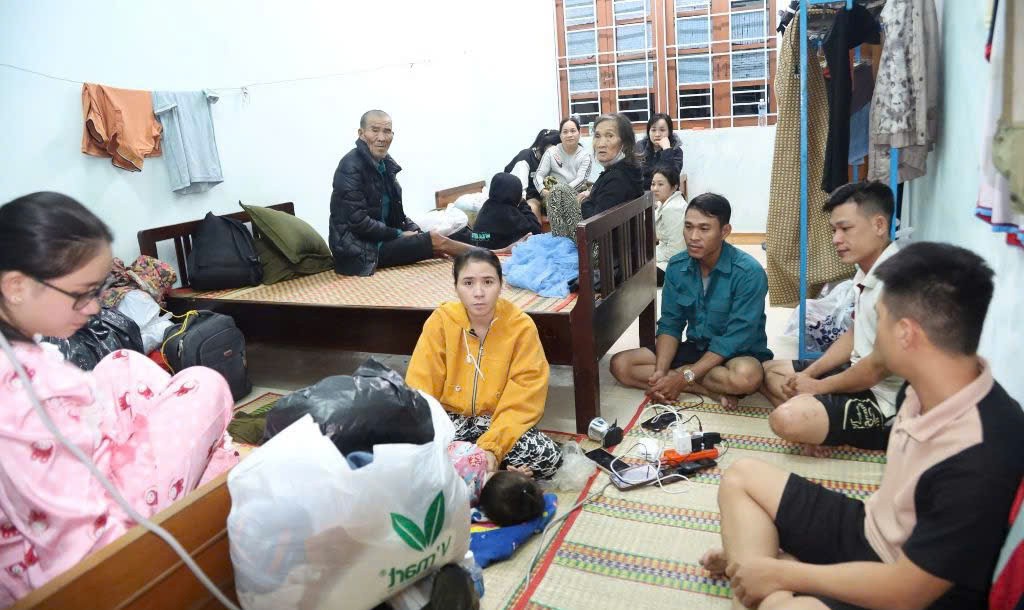 Phó Thủ tướng Thường trực Chính phủ Nguyễn Hòa Bình thăm hỏi người dân vùng lũ lụt