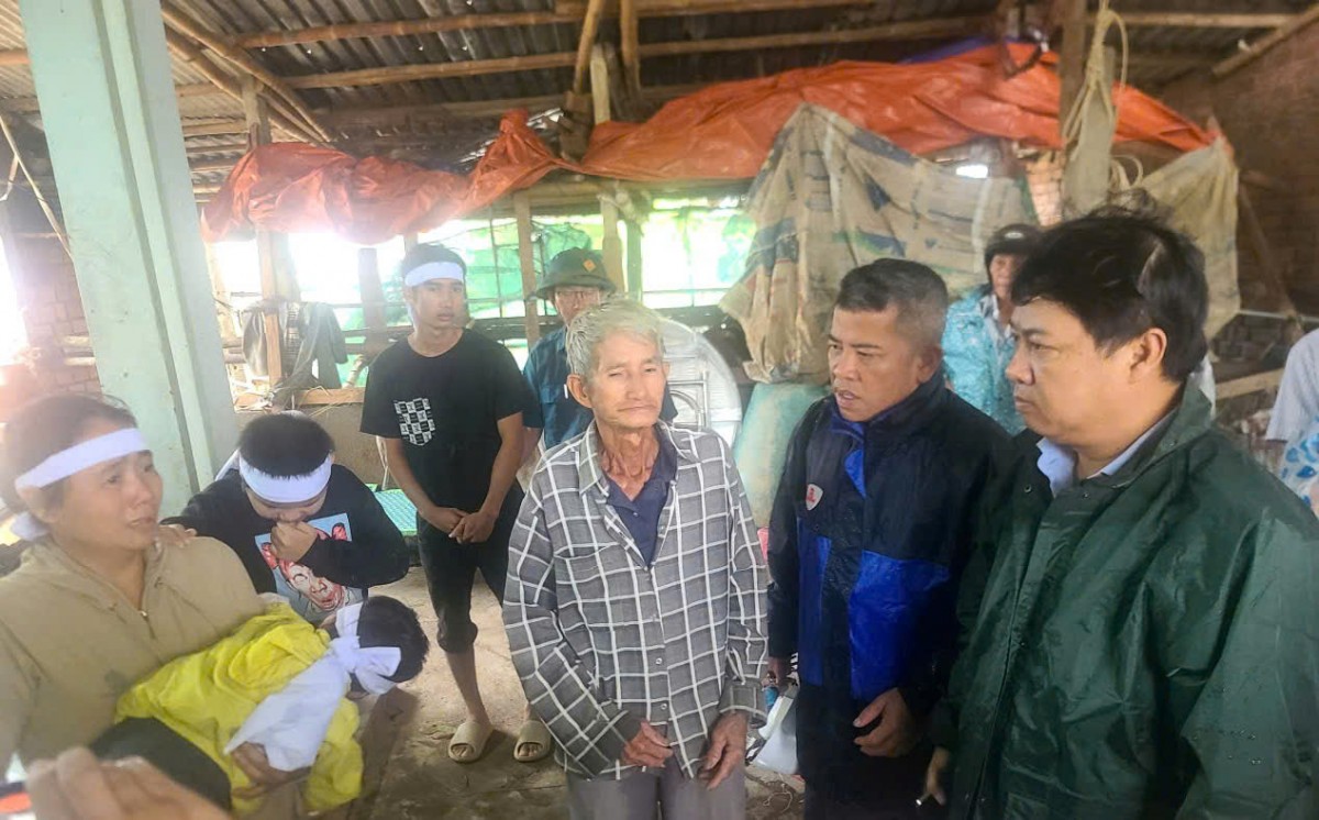 Bí thư Tỉnh ủy Đắk Lắk thăm hỏi, động viên gia đình các nạn nhân thiệt mạng do lũ lụt