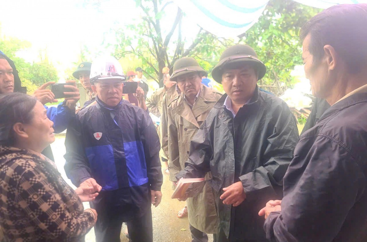 Bí thư Tỉnh ủy Đắk Lắk thăm hỏi, động viên gia đình các nạn nhân thiệt mạng do lũ lụt