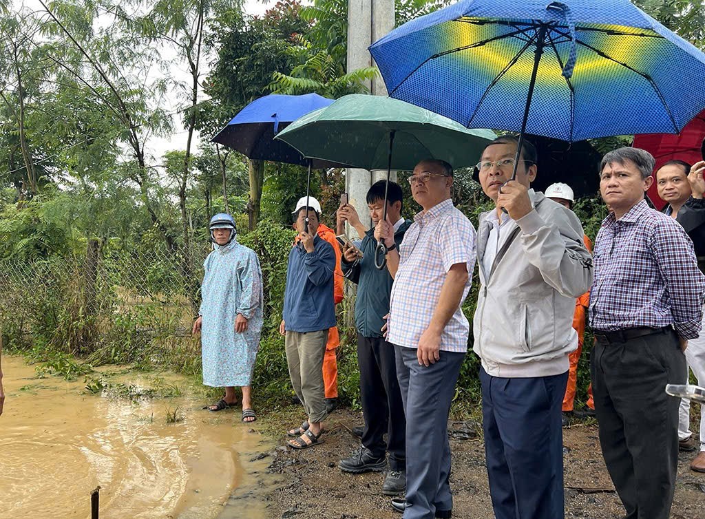 Phó Chủ tịch Đắk Lắk thị sát tình hình ngập úng tại nhà máy cấp nước