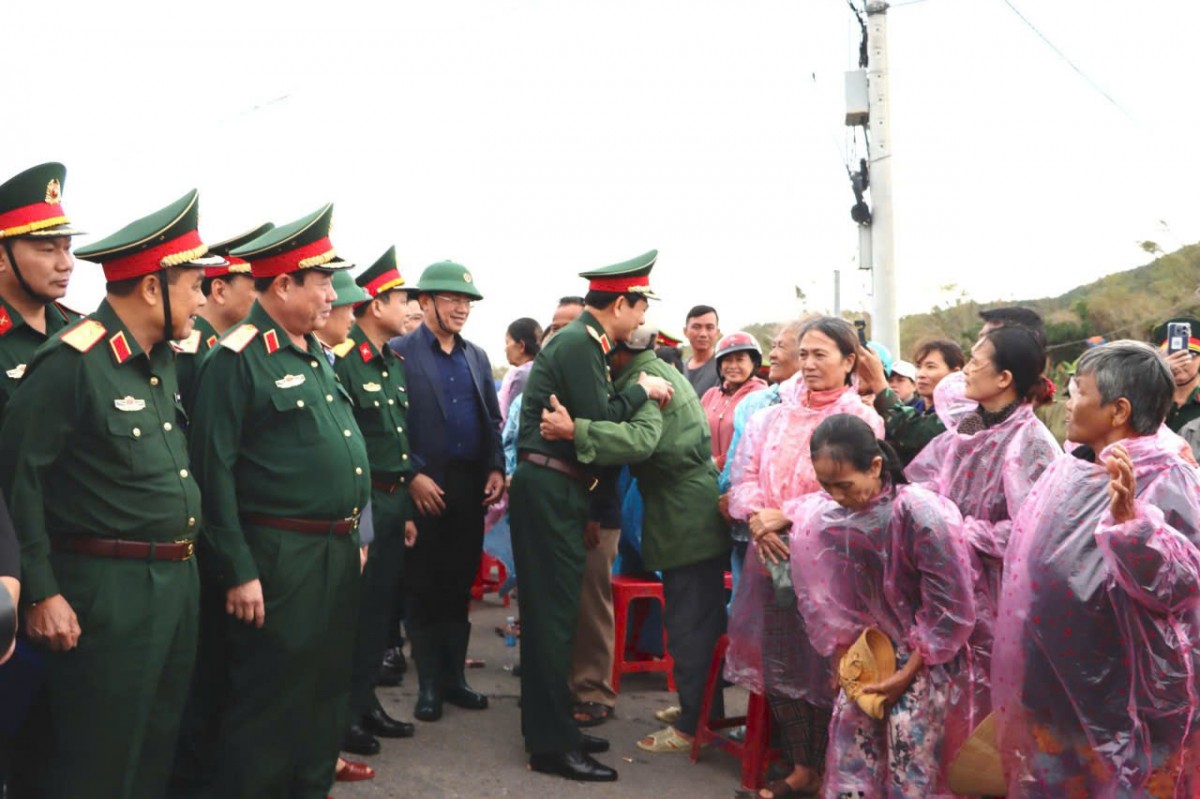 Đại tướng Phan Văn Giang thăm, tặng quà người dân vùng lũ tại Gia Lai