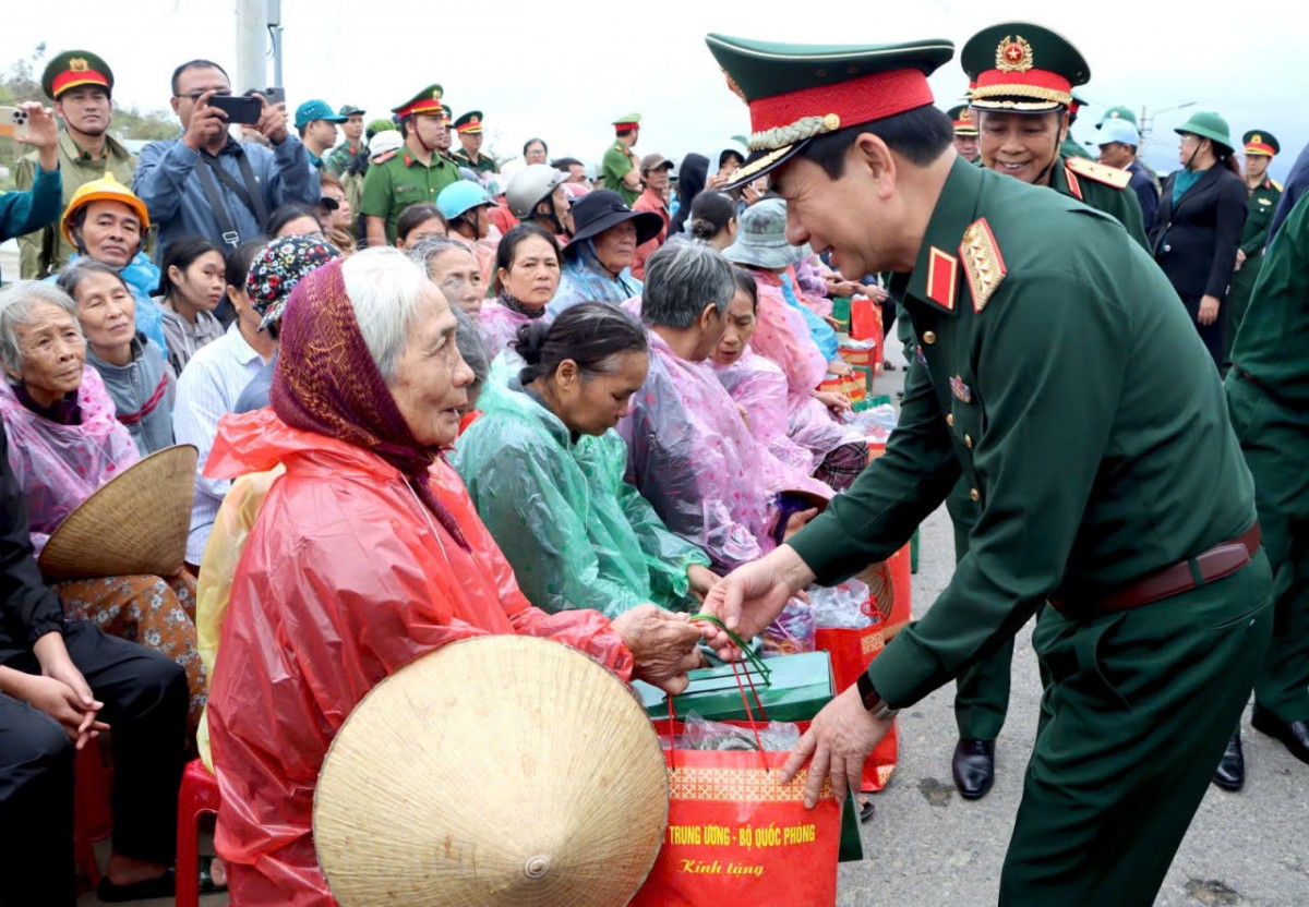 Đại tướng Phan Văn Giang thăm, tặng quà người dân vùng lũ tại Gia Lai