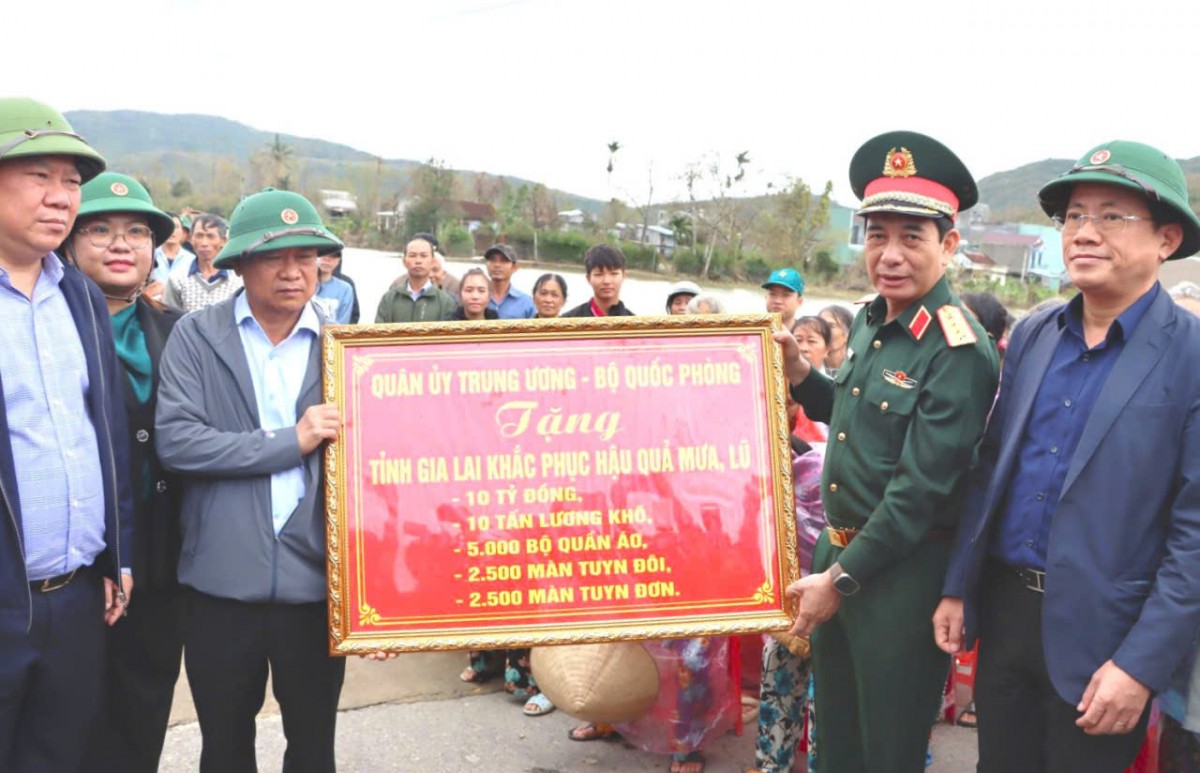 Đại tướng Phan Văn Giang thăm, tặng quà người dân vùng lũ tại Gia Lai