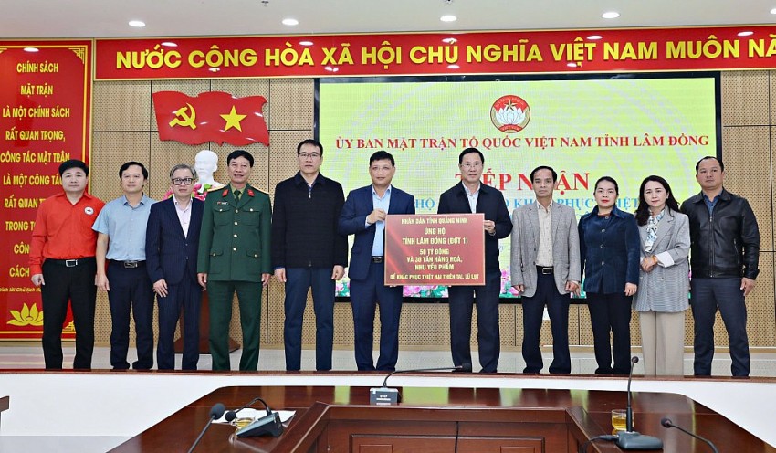 Thay mặt Đảng bộ, chính quyền và nhân dân tỉnh Quảng Ninh, đồng chí Nghiêm Xuân Cường, Phó Chủ tịch HĐND tỉnh Quảng Ninh, trao kinh phí, nhu yếu phẩm ủng hộ tỉnh Lâm Đồng.