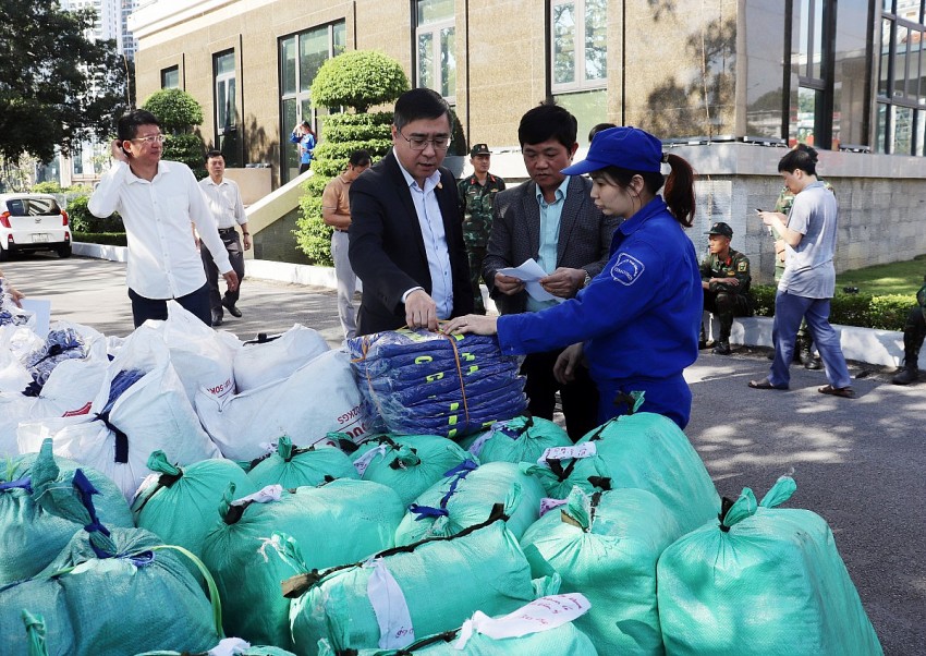 MTTQ tỉnh tiếp nhận, tập kết hàng hoá đưa vào hỗ trợ nhân dân vùng lũ lụt tỉnh Lâm Đồng trong chuyến hàng hỗ trợ đợt I chiều ngày 22/11.