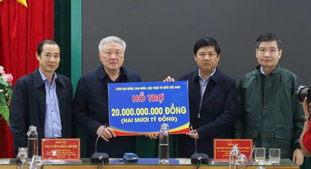 Phó Thủ tướng Thường  trực yêu cầu tập trung toàn bộ lực lượng khắc phục hậu quả lũ lụt