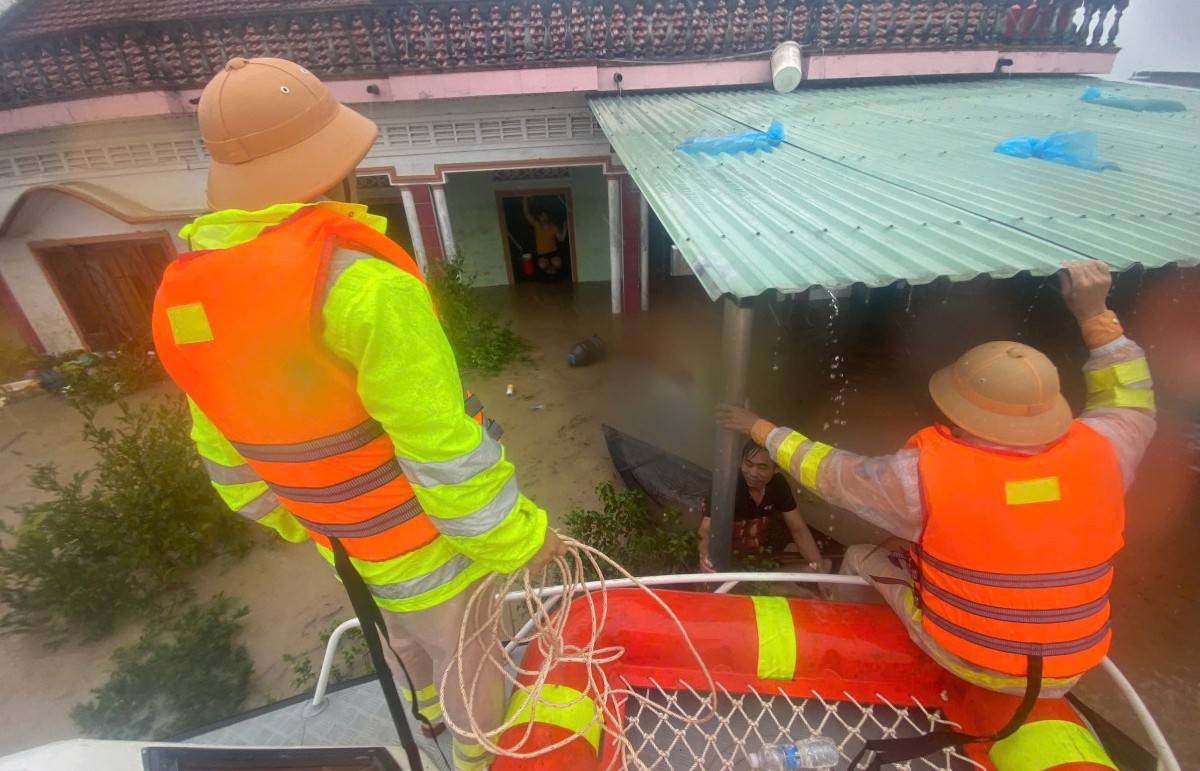 CSGT Quảng Ngãi dùng ca nô tiếp cận cứu trợ hàng trăm hộ dân bị cô lập