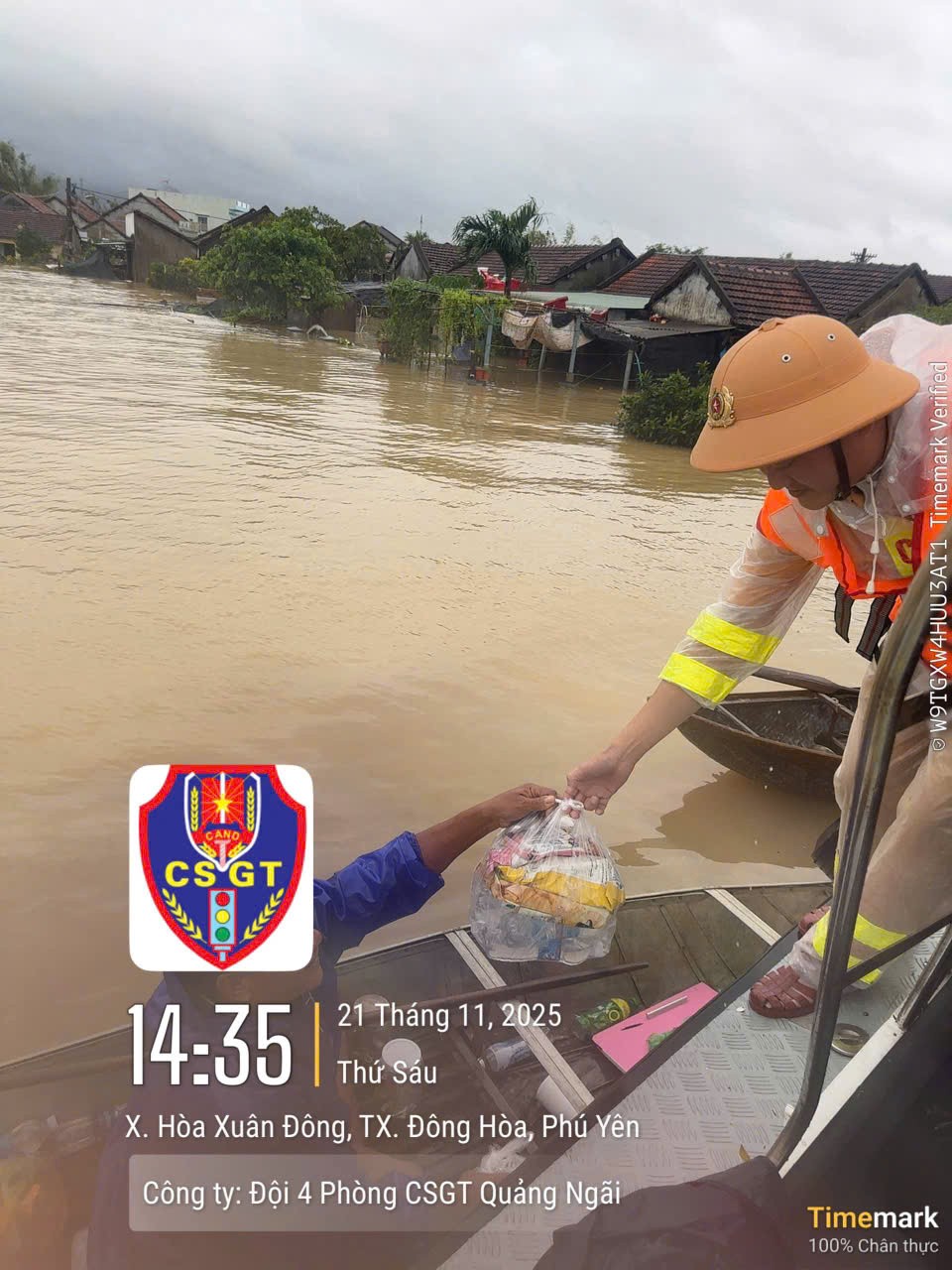 Chiến sĩ CSGT Quảng Ngãi đưa tận tay nước uống và lương thực cho hộ dân đang bị chia cắt nhiều ngày do lũ.