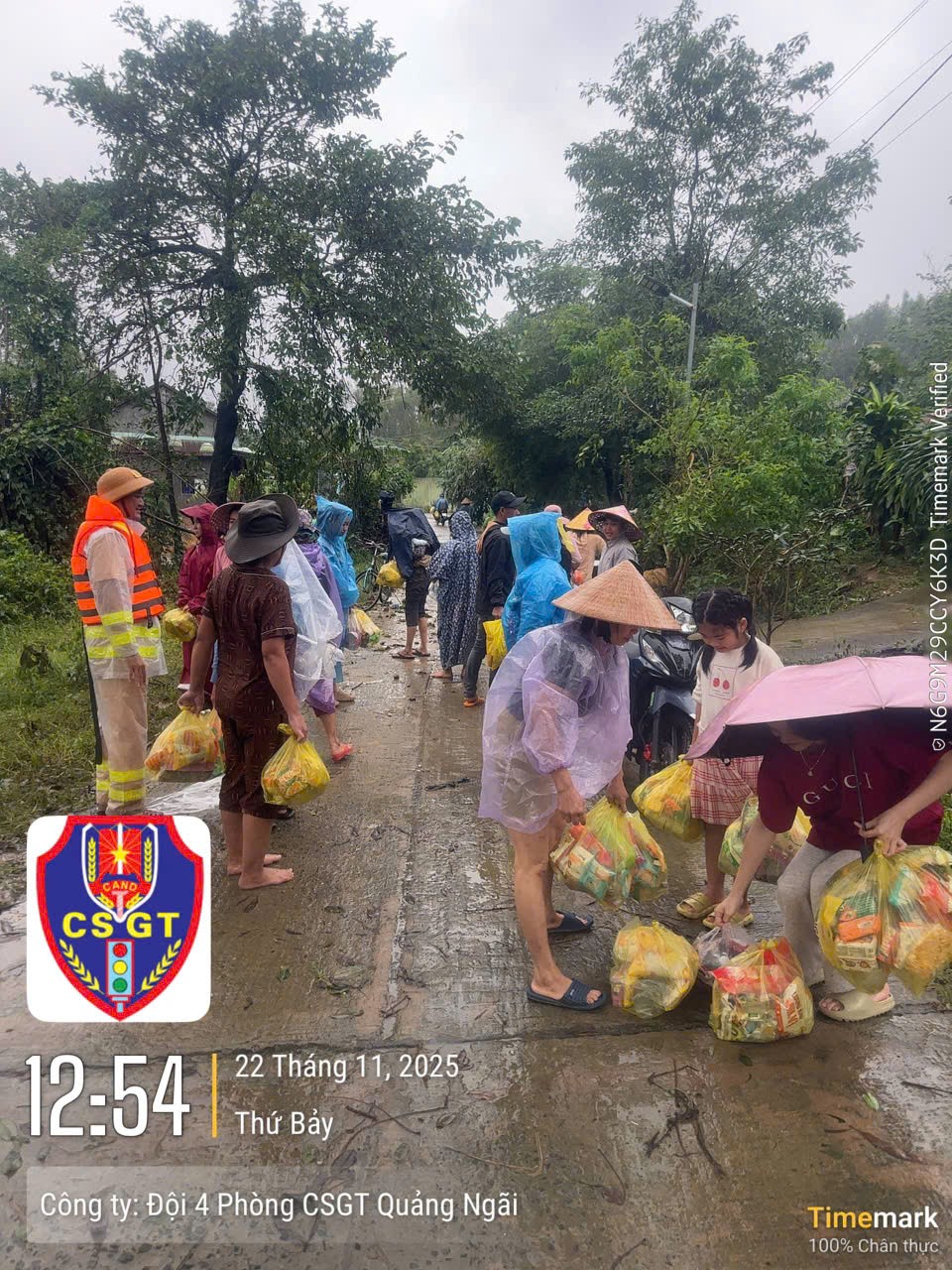 CSGT Quảng Ngãi trao nhu yếu phẩm cho người dân bị cô lập trong vùng ngập sâu, hỗ trợ kịp thời giữa mưa lũ.