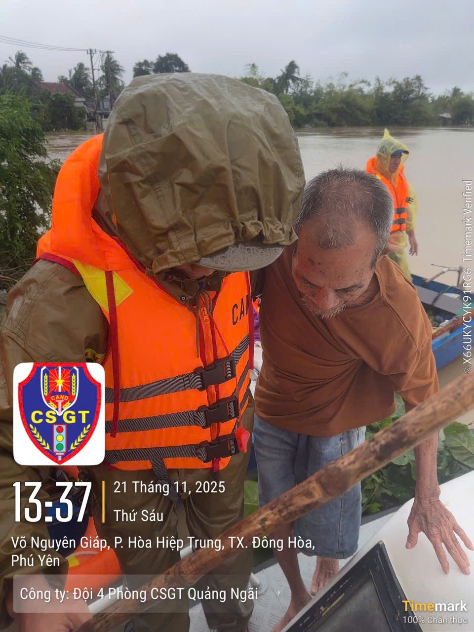 CSGT Quảng Ngãi hỗ trợ đưa cụ ông ra khỏi vùng ngập sâu ở Phú Yên trong mưa lũ, đảm bảo an toàn cho người dân bị cô lập.