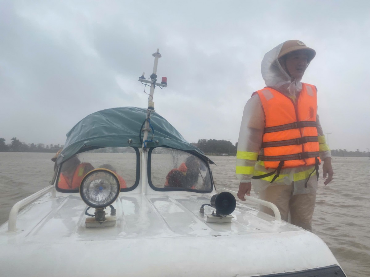 Lực lượng CSGT Quảng Ngãi điều ca nô ứng cứu, tiếp cận các khu vực bị ngập sâu để hỗ trợ người dân.