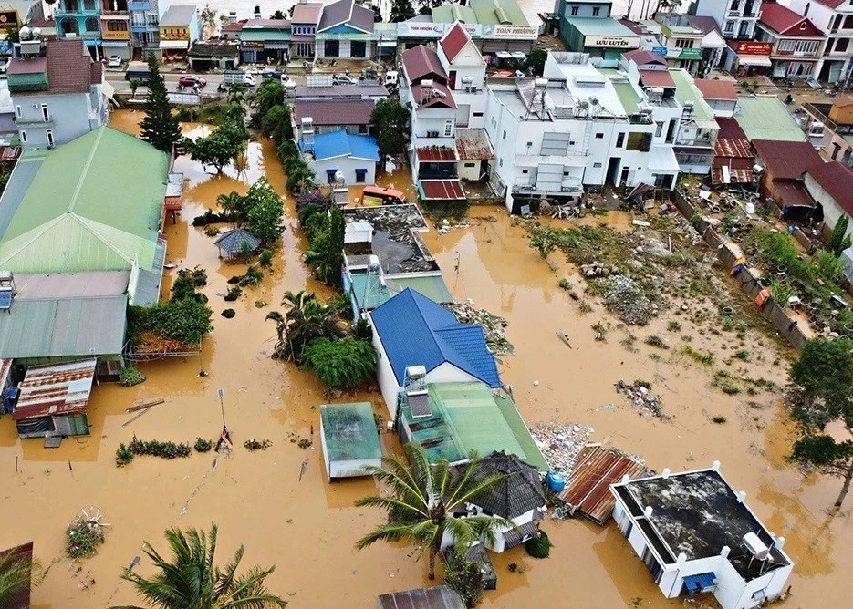 Bảo đảm nguồn hàng thiết yếu cho các vùng bị cô lập do mưa lũ
