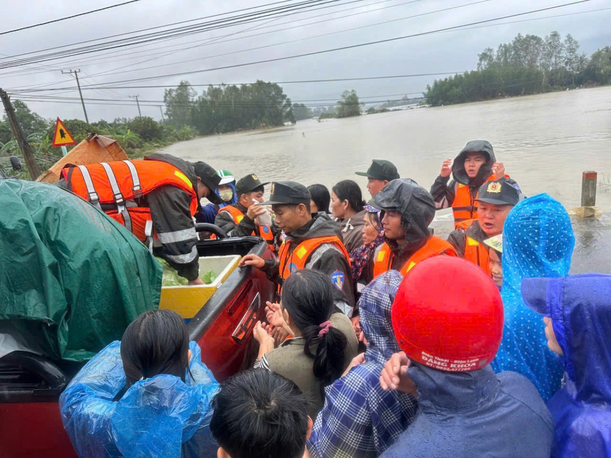 Cán bộ, chiến sĩ CSCĐ Tây Nguyên “quên mình” cứu dân ở rốn lũ Đông Đắk Lắk
