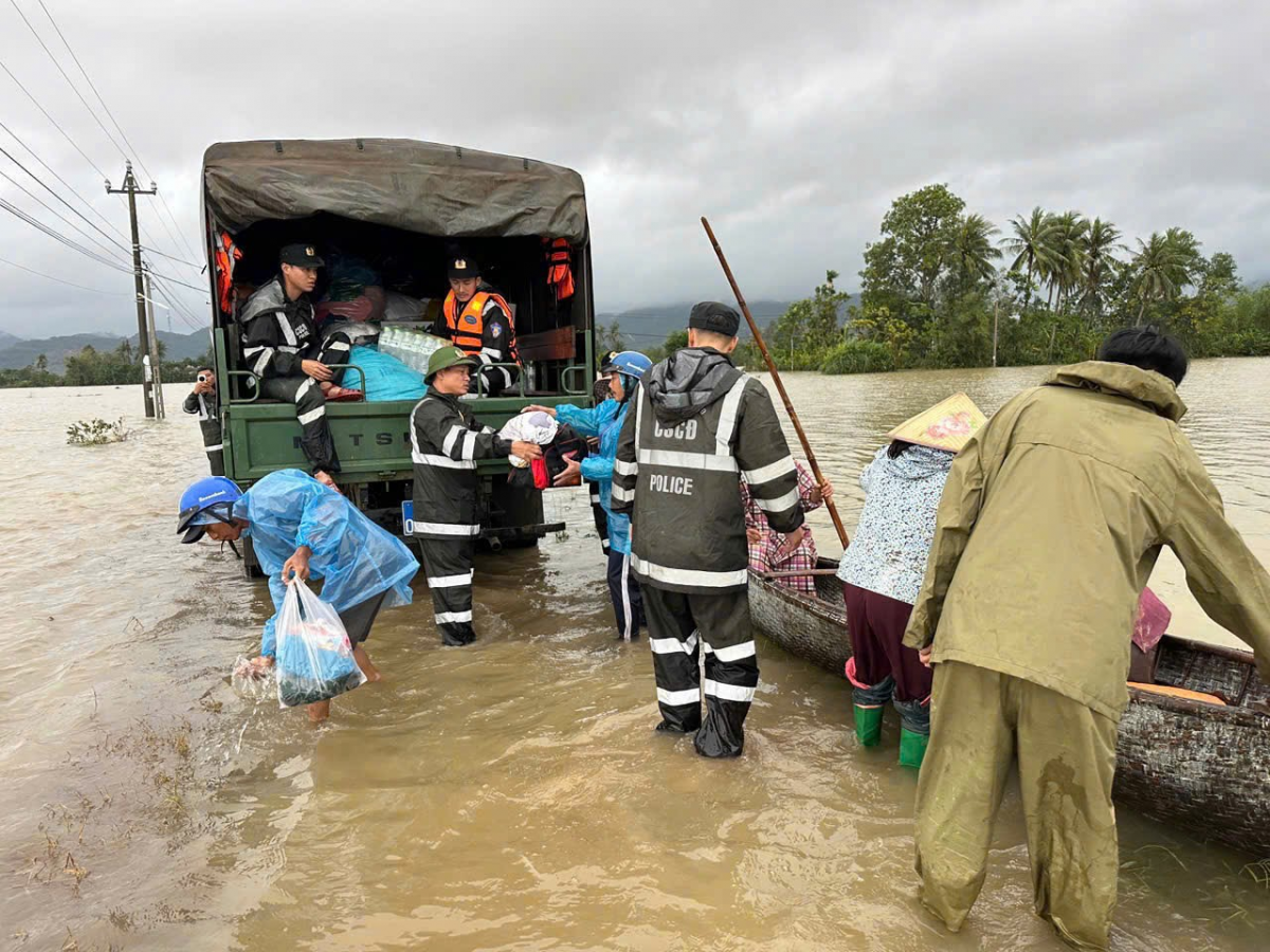 Cán bộ, chiến sĩ CSCĐ Tây Nguyên “quên mình” cứu dân ở rốn lũ Đông Đắk Lắk