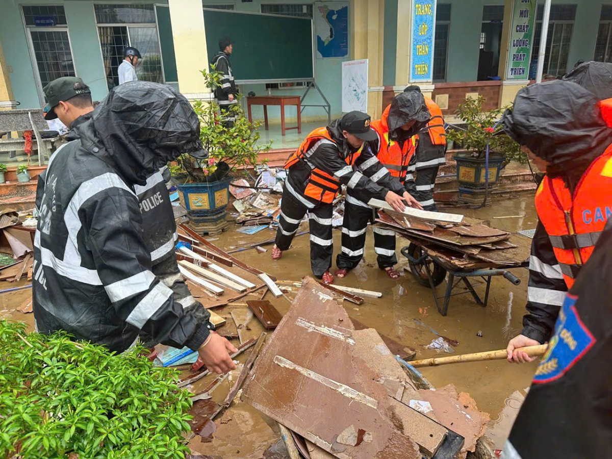 Cán bộ, chiến sĩ CSCĐ Tây Nguyên “quên mình” cứu dân ở rốn lũ Đông Đắk Lắk