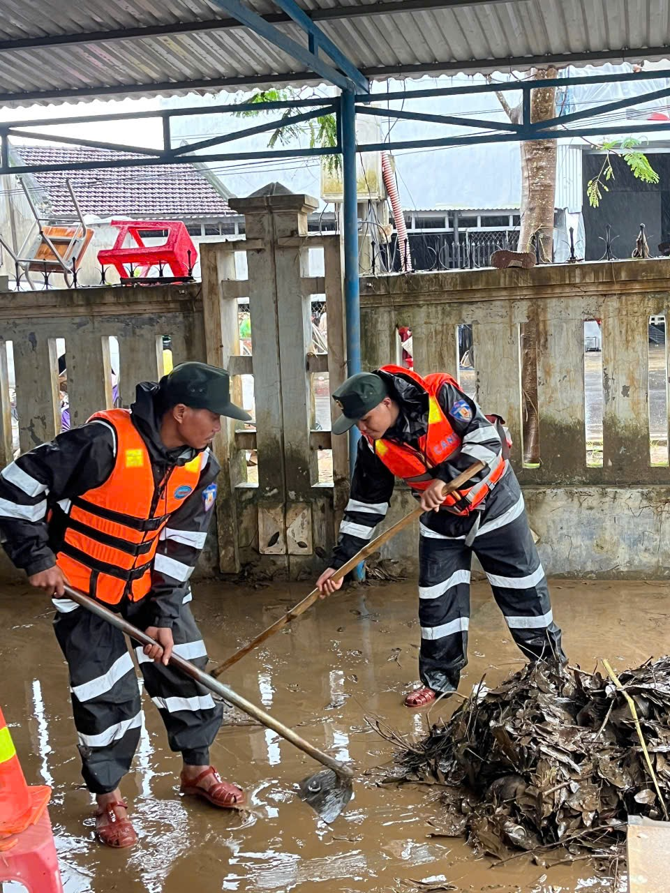 Cán bộ, chiến sĩ CSCĐ Tây Nguyên “quên mình” cứu dân ở rốn lũ Đông Đắk Lắk