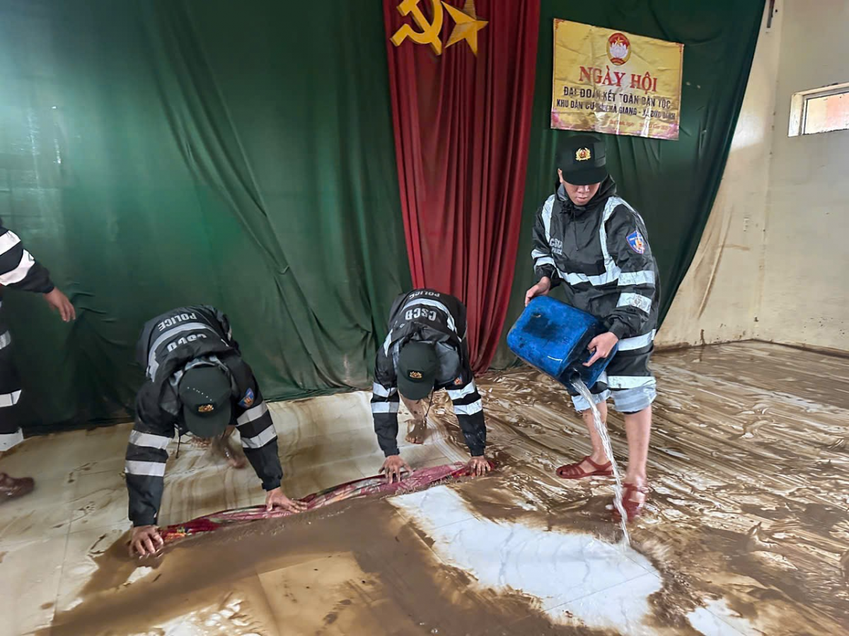 Cán bộ, chiến sĩ CSCĐ Tây Nguyên “quên mình” cứu dân ở rốn lũ Đông Đắk Lắk