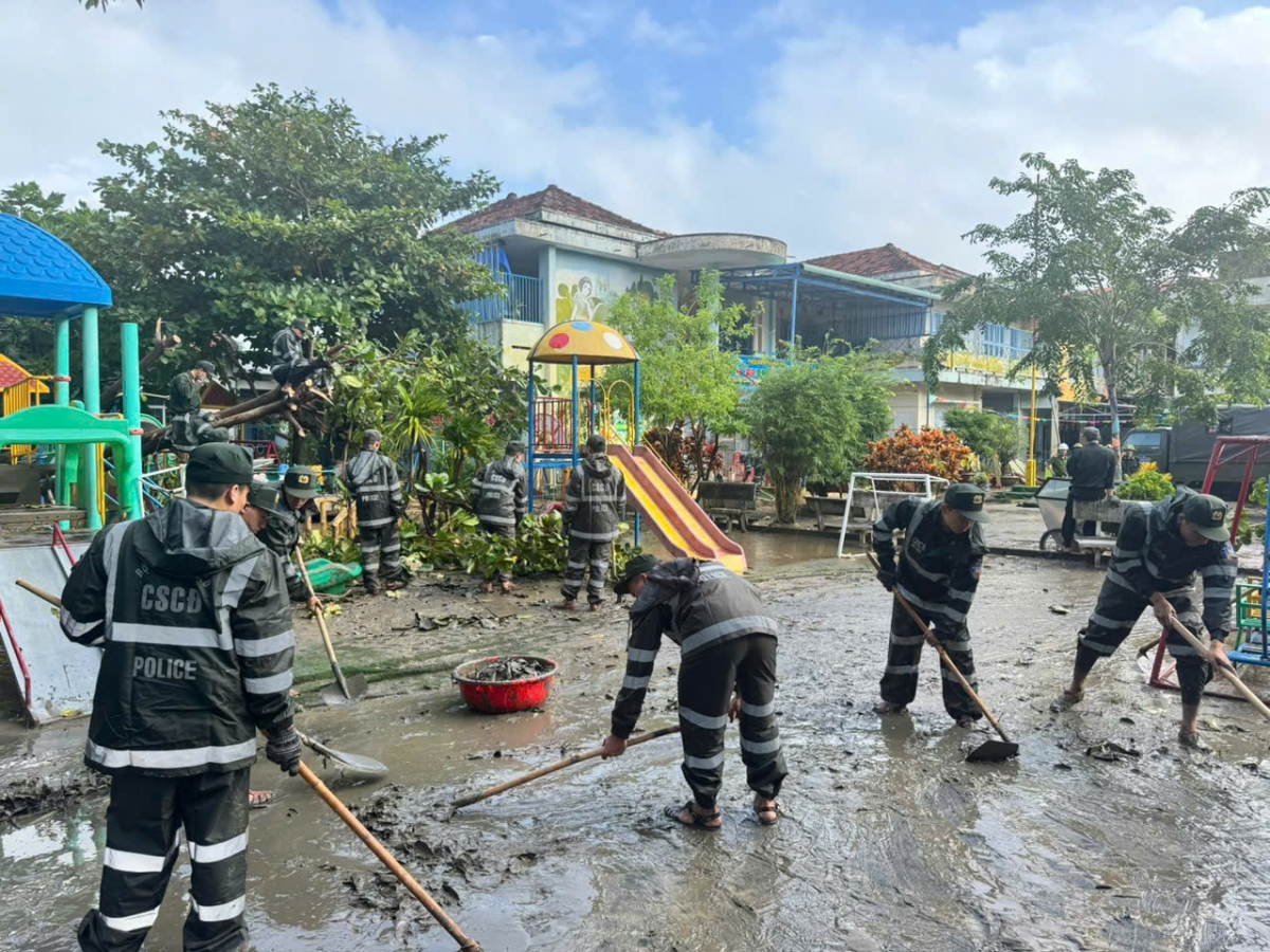 Cán bộ, chiến sĩ CSCĐ Tây Nguyên “quên mình” cứu dân ở rốn lũ Đông Đắk Lắk