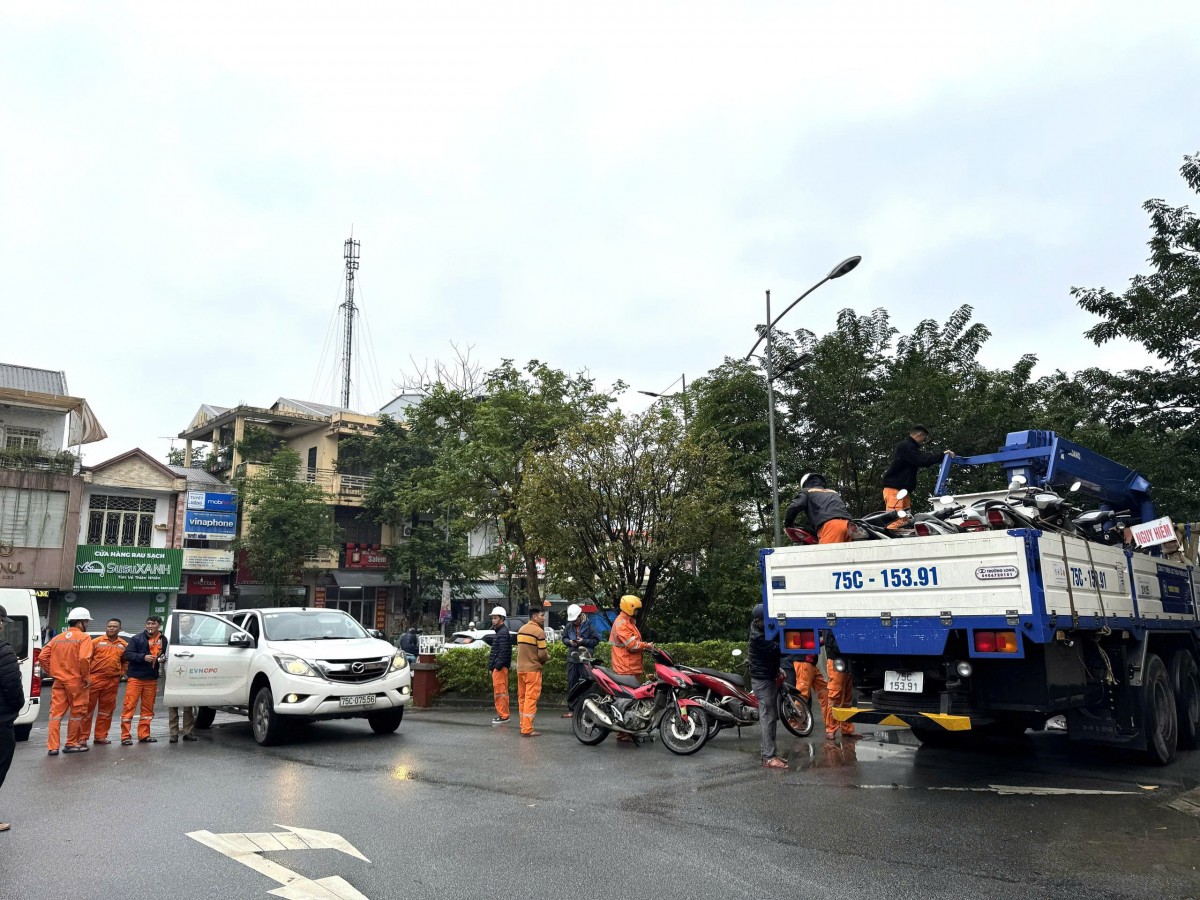 Công ty Điện lực Huế hỗ trợ khắc phục sự cố lưới điện do thiên tai tại Phú Yên (cũ)
