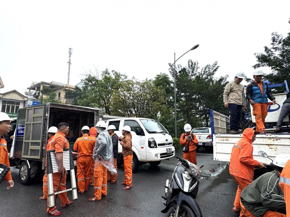 Công ty Điện lực Huế hỗ trợ khắc phục sự cố lưới điện do thiên tai tại Phú Yên (cũ)