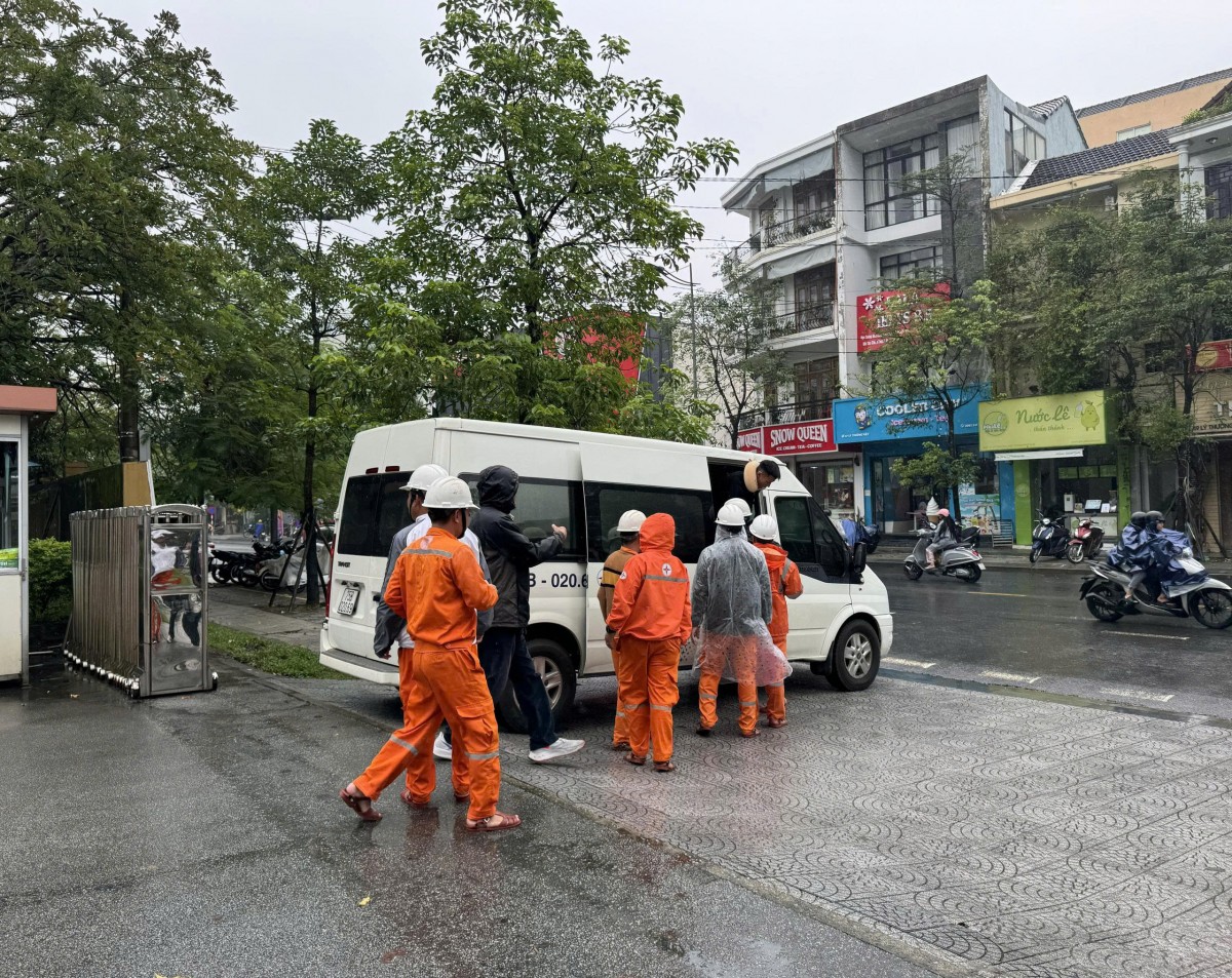 Công ty Điện lực Huế hỗ trợ khắc phục sự cố lưới điện do thiên tai tại Phú Yên (cũ)