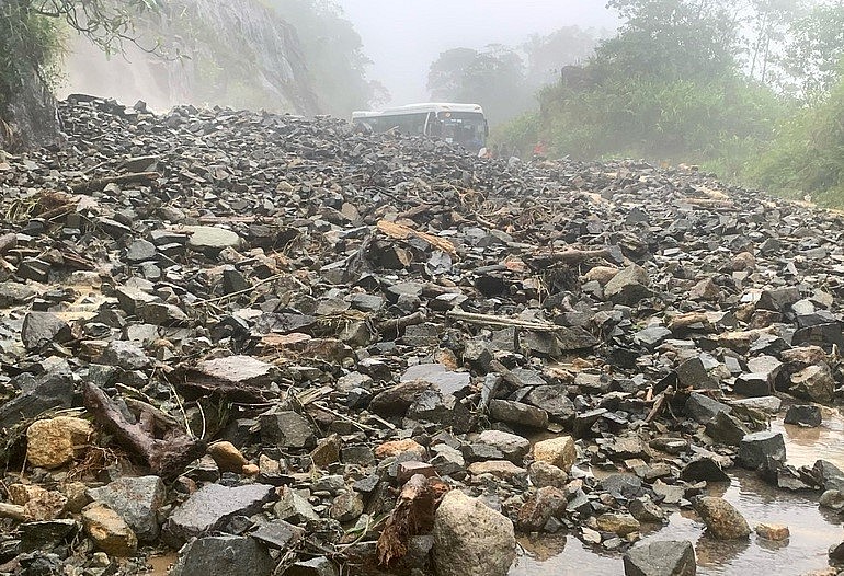 Mưa lũ cũng để lại nỗi lo về sạt lở đất