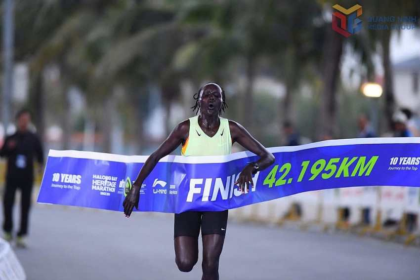 VĐV nữ nước ngoài về đích cự ly 42km.