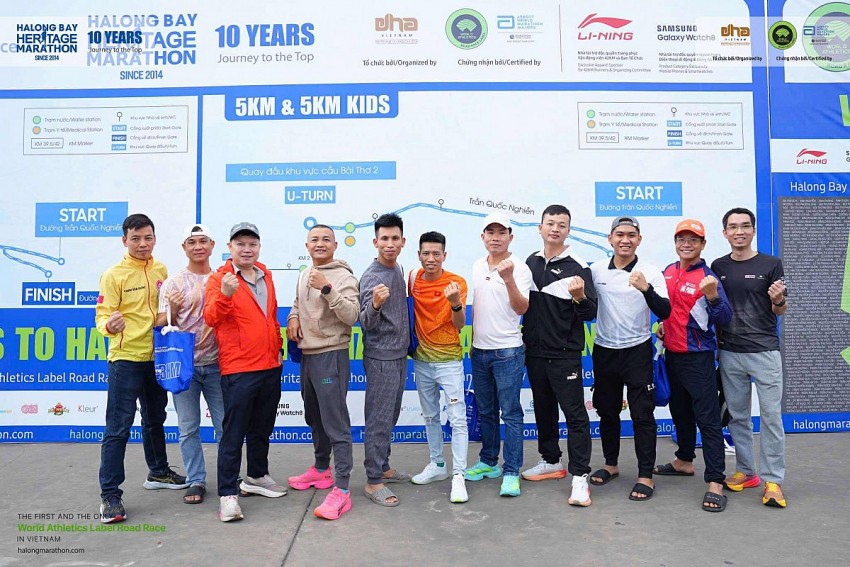 Các VĐV thích thú khi tham gia Giải Marathon Quốc tế Di sản Hạ Long 2025.