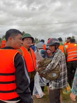 Những chiến sĩ quả cảm băng mình vào tâm lũ cùng 25 tấn hàng hóa cứu trợ người dân