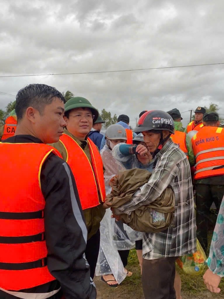 Những chiến sĩ quả cảm băng mình vào tâm lũ cùng 25 tấn hàng hóa cứu trợ người dân
