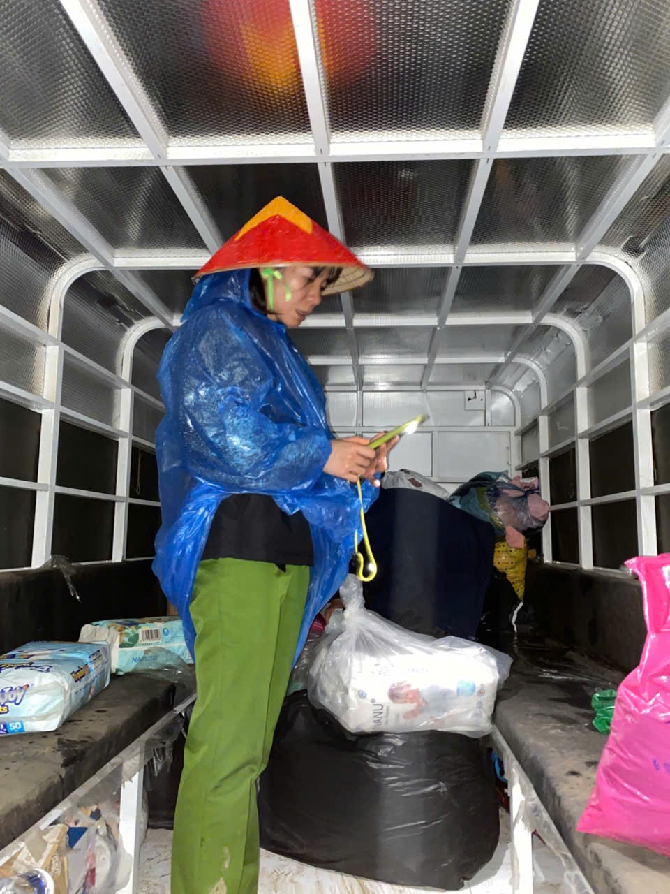 Những chiến sĩ quả cảm băng mình vào tâm lũ cùng 25 tấn hàng hóa cứu trợ người dân