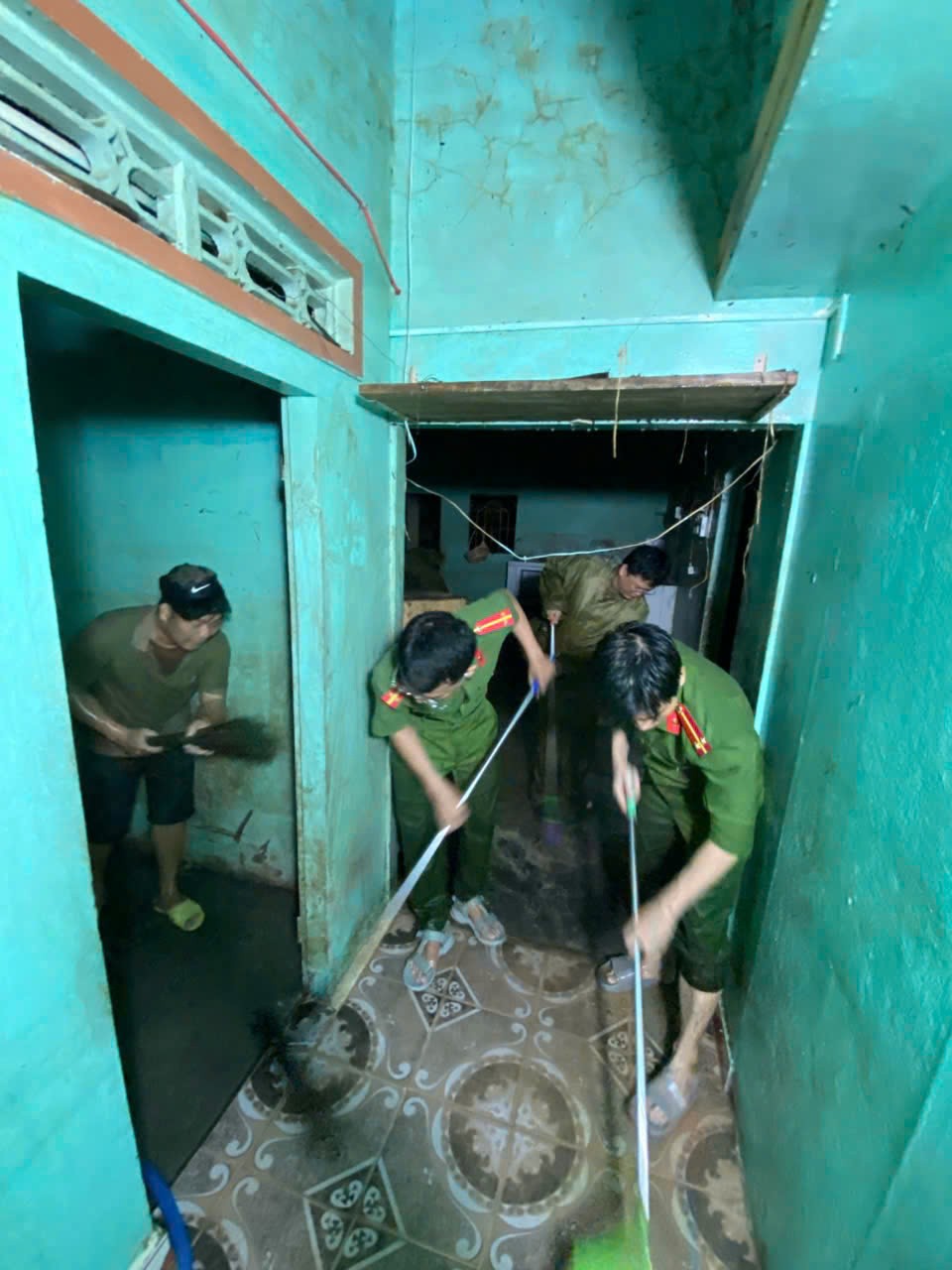 Những chiến sĩ quả cảm băng mình vào tâm lũ cùng 25 tấn hàng hóa cứu trợ người dân