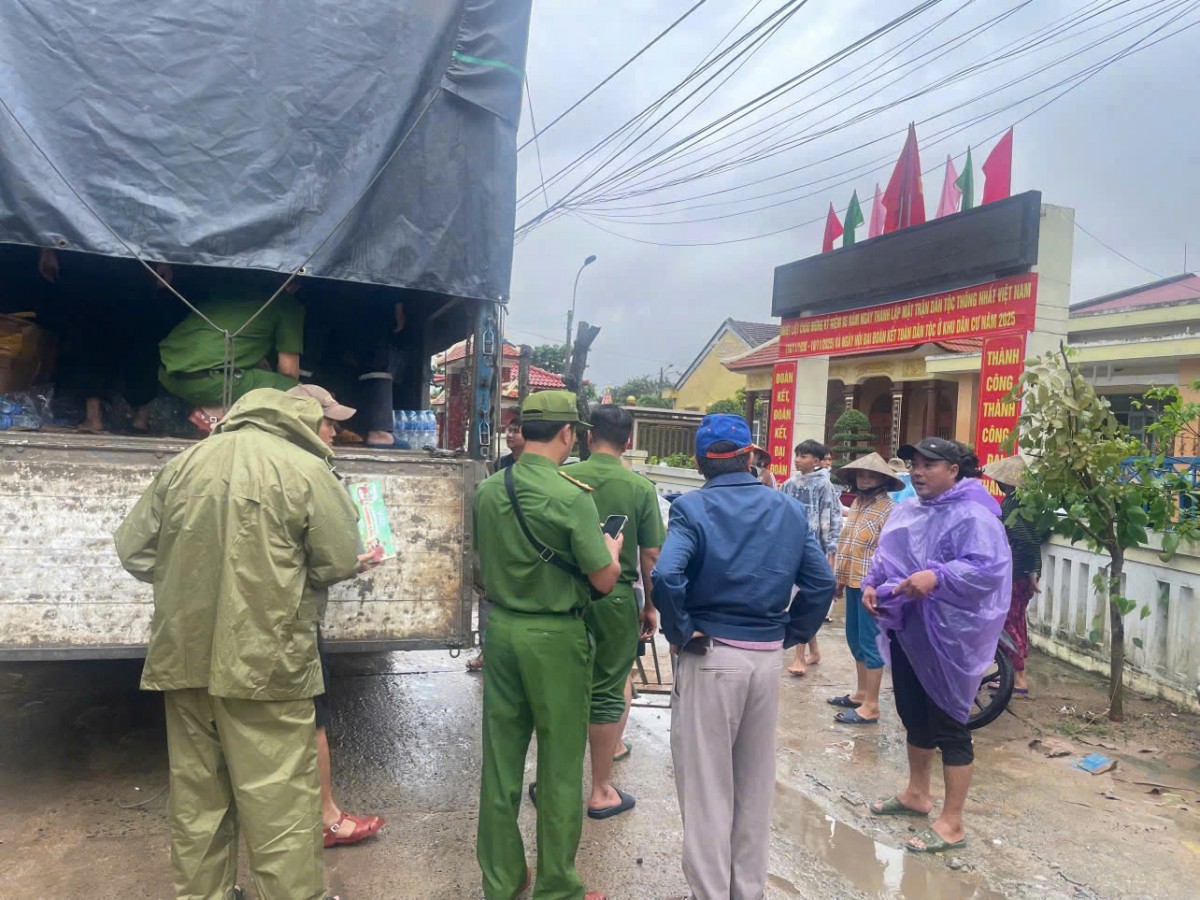 Những chiến sĩ quả cảm băng mình vào tâm lũ cùng 25 tấn hàng hóa cứu trợ người dân