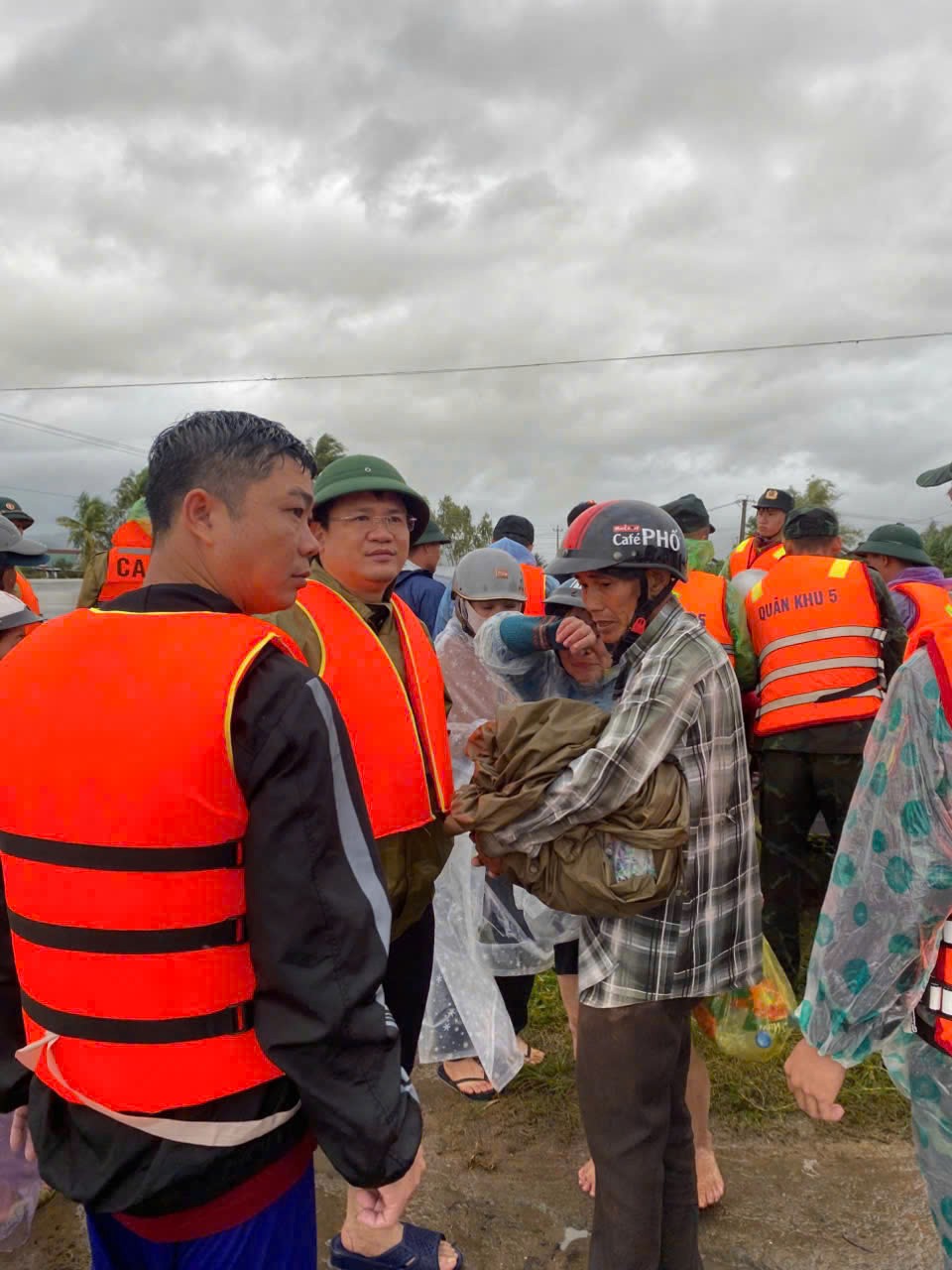 Những chiến sĩ quả cảm băng mình vào tâm lũ cùng 25 tấn hàng hóa cứu trợ người dân