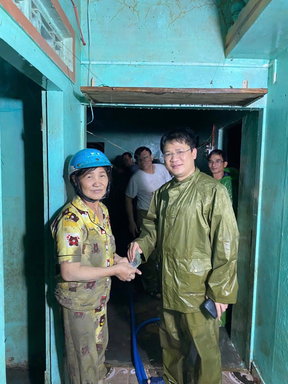 Những chiến sĩ quả cảm băng mình vào tâm lũ cùng 25 tấn hàng hóa cứu trợ người dân