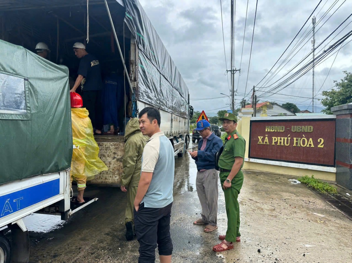 Những chiến sĩ quả cảm băng mình vào tâm lũ cùng 25 tấn hàng hóa cứu trợ người dân