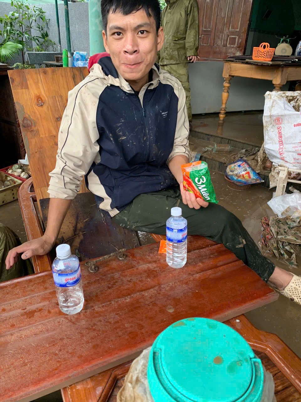 Những chiến sĩ quả cảm băng mình vào tâm lũ cùng 25 tấn hàng hóa cứu trợ người dân