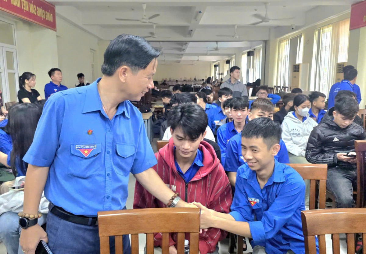 Thanh niên tình nguyện ra quân hỗ trợ bà con vùng rốn lũ phía Đông Đắk Lắk