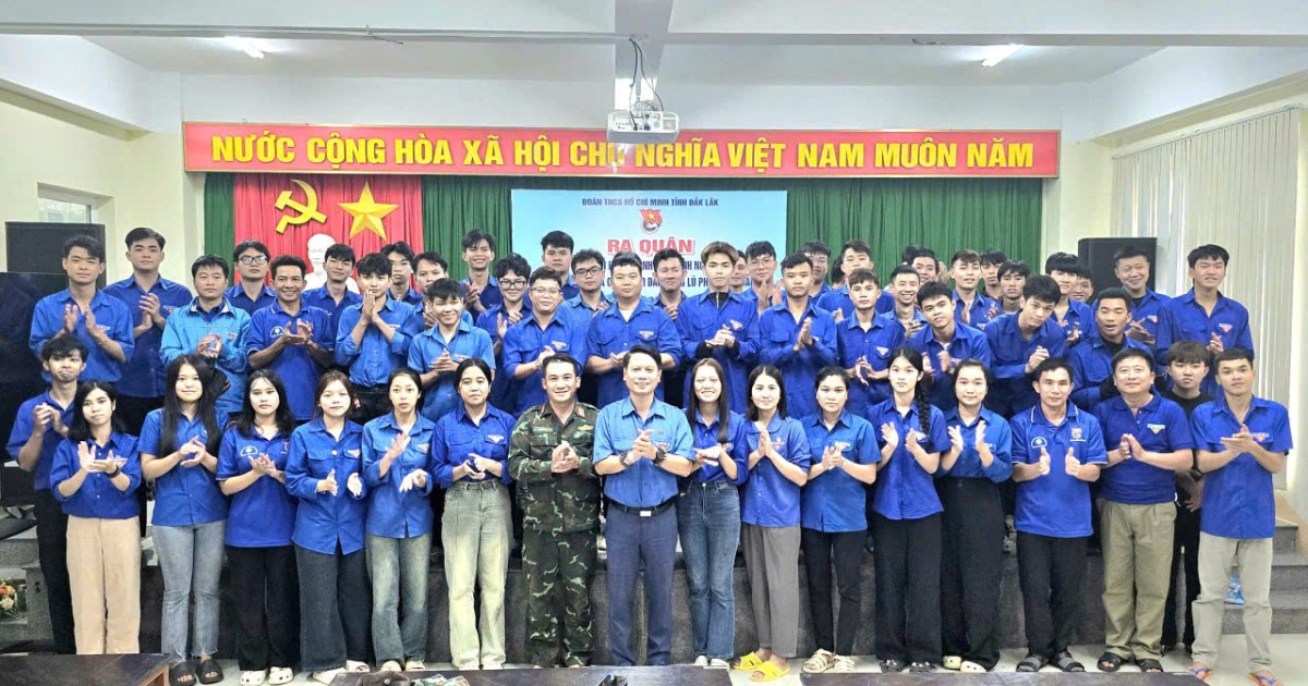 Thanh niên tình nguyện ra quân hỗ trợ bà con vùng rốn lũ phía Đông Đắk Lắk