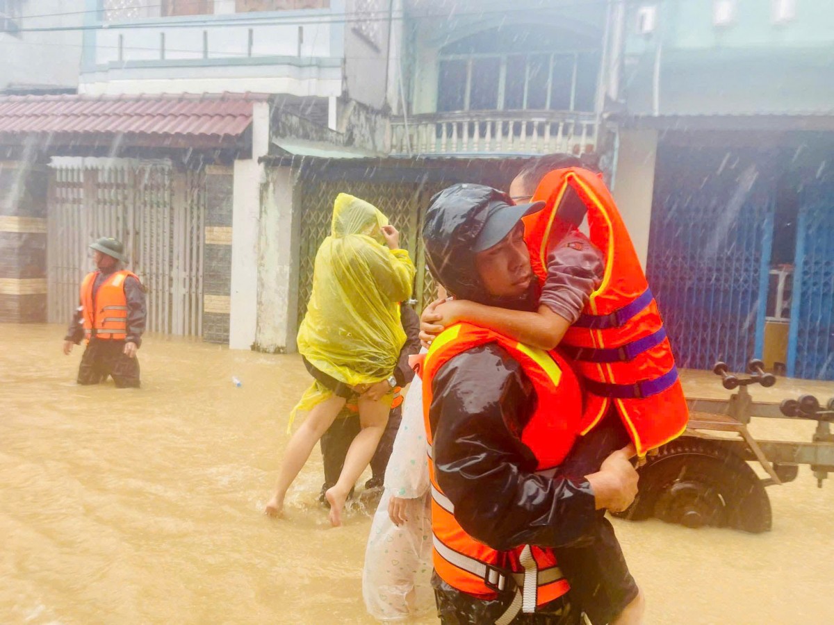 Những hình ảnh đẹp thể hiện nghĩa tình quân - dân vùng rốn lũ