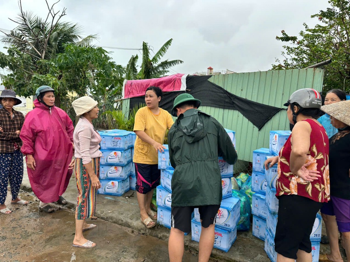 Những hình ảnh đẹp thể hiện nghĩa tình quân - dân vùng rốn lũ