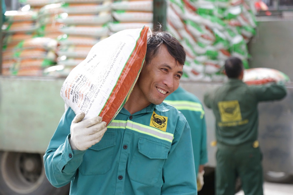 Bình Điền trao 1.600 gói sinh kế giúp nông dân Thanh Hoá tái thiết sau bão lũ