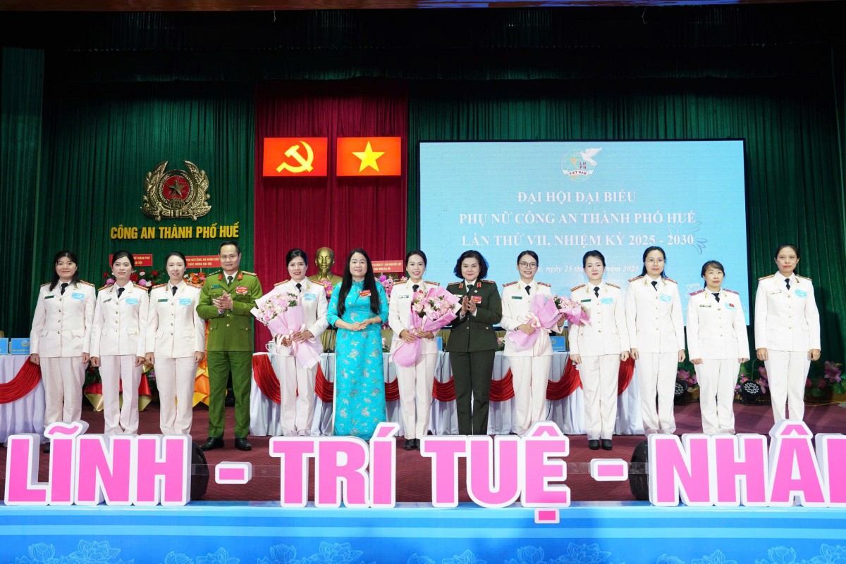 Trưởng Ban Phụ nữ CAND; Chủ tịch Hội Liên hiệp Phụ nữ Tp. Huế cùng lãnh đạo Công an thành phố tặng hoa chúc mừng Ban phụ nữ Công an thành phố nhiệm kỳ 2025 -2030.