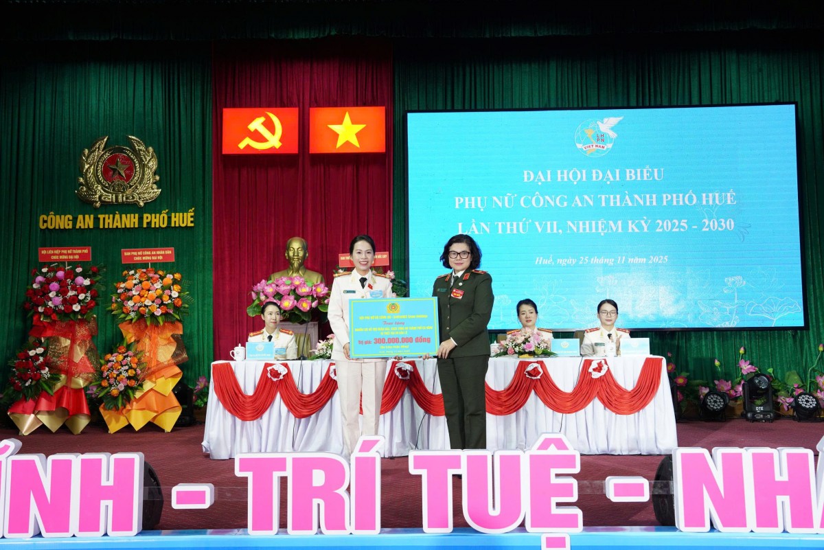 Ban Phụ nữ Công an nhân dân đã trao tặng 300 triệu đồng hỗ trợ cán bộ, chiến sĩ và Nhân dân Tp. Huế khắc phục hậu quả sau đợt mưa lũ