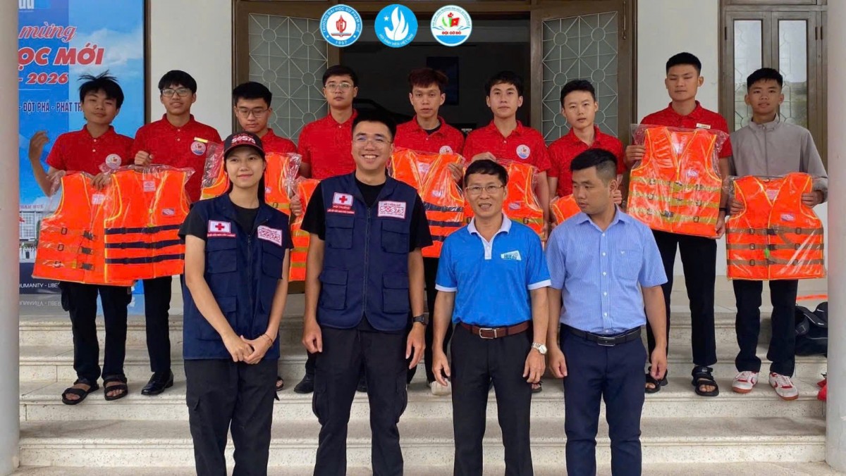 Đội phản ứng nhanh hỗ trợ sinh viên ứng phó với lũ lụt của Trường ĐHSP Huế