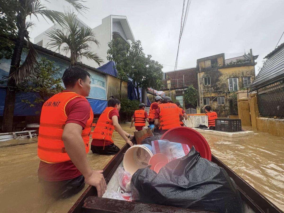 Đội phản ững nhanh của Trường ĐHSP Huế tích cực hỗ trợ sinh viên di dời khỏi vùng nguy hiểm