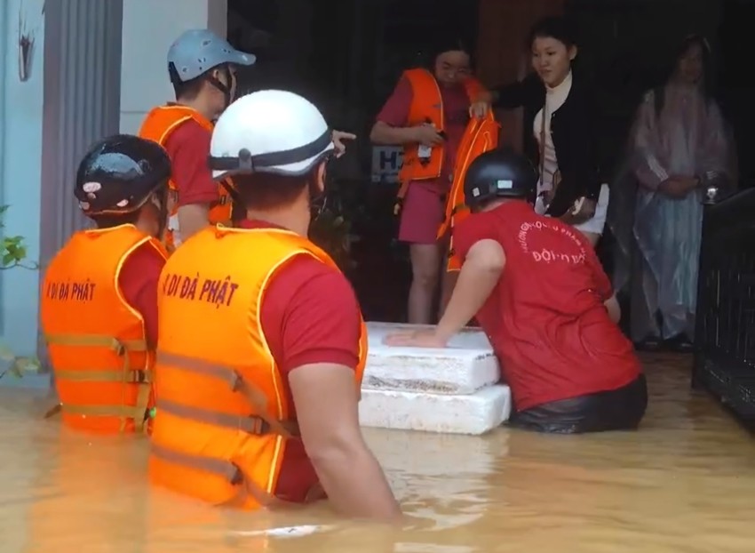 Đội phản ững nhanh của Trường ĐHSP Huế tích cực hỗ trợ sinh viên di dời khỏi vùng nguy hiểm