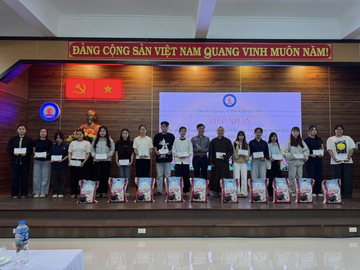 Tổ chức phát quà động viên sinh viên bị ảnh hưởng thiên tai lũ lụt