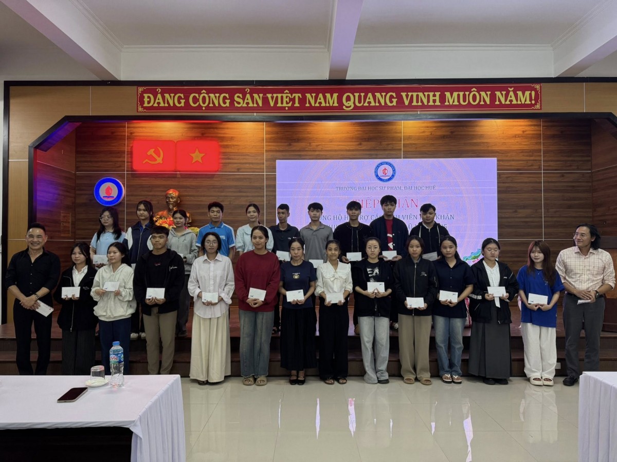 Tổ chức phát quà động viên sinh viên bị ảnh hưởng thiên tai lũ lụt