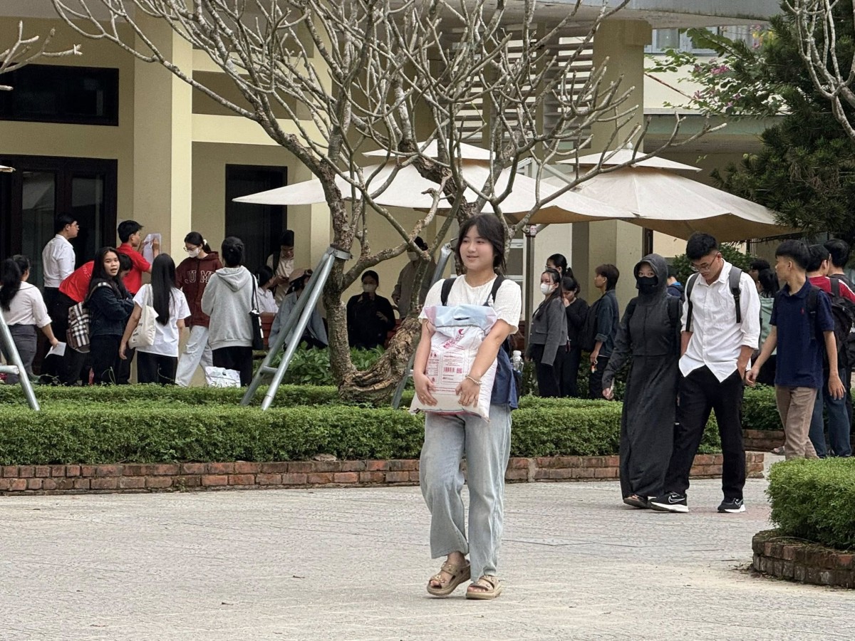 Tổ chức phát quà động viên sinh viên bị ảnh hưởng thiên tai lũ lụt